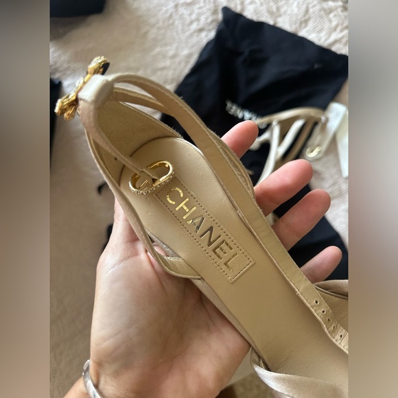 Chanel beige shoes with a Chanel sign! Super chic and posh! - Picture 4 of 5